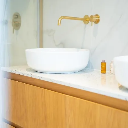 - A&b Quality - Center Mons